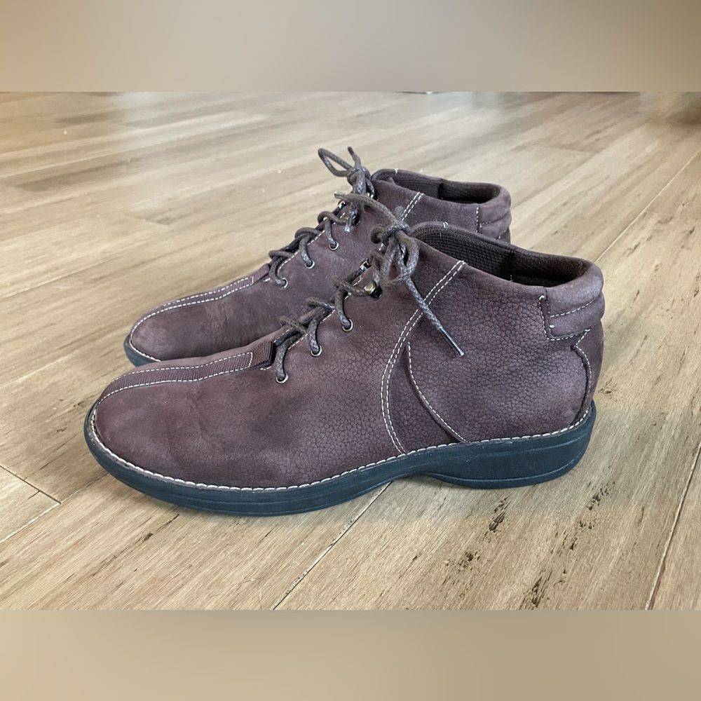 White Mountain women’s brown leather lace up ankle boots. Size 8